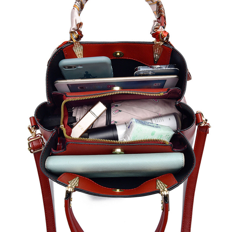 Shoulder Bag With Leaf Pendant